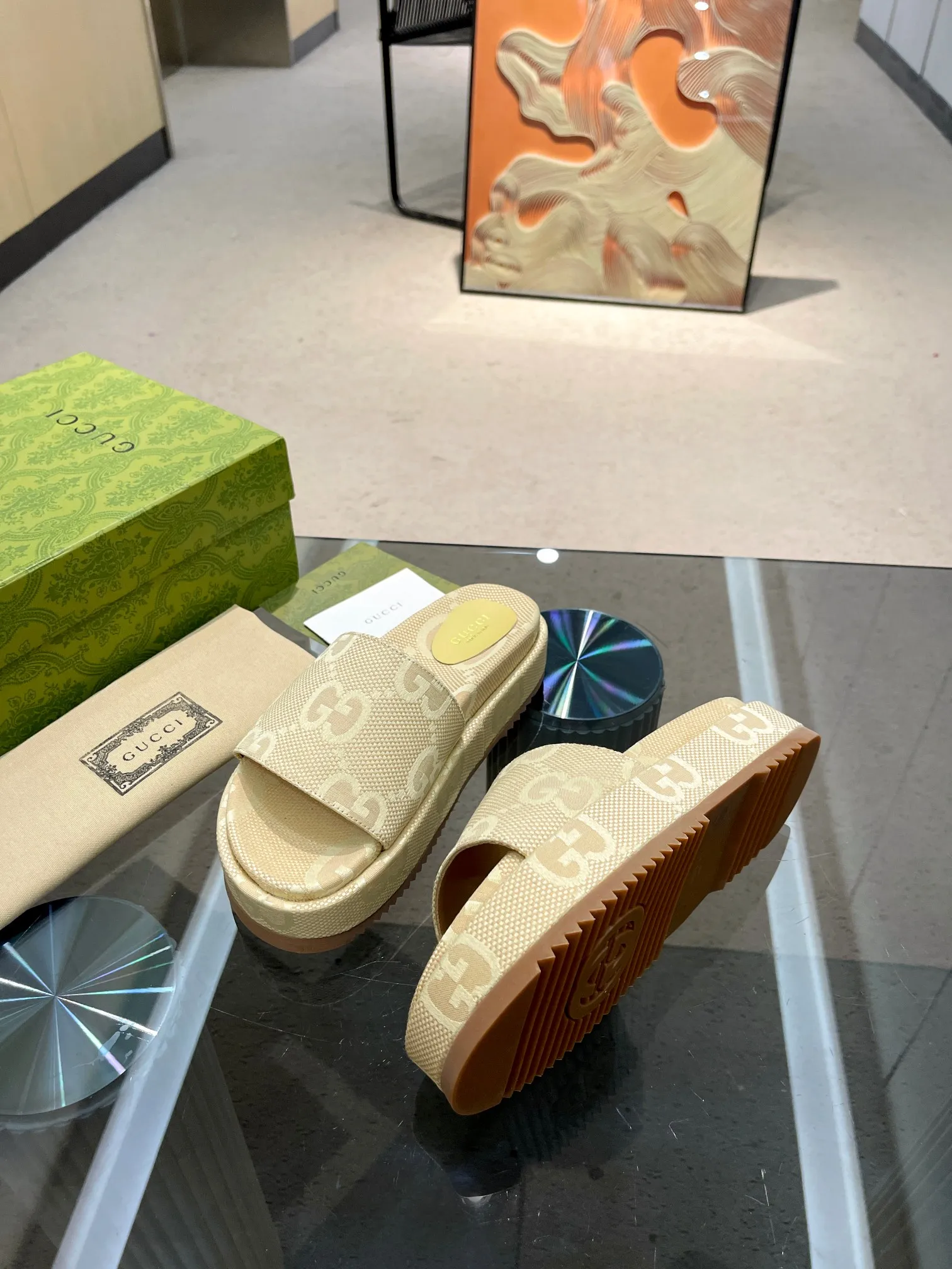👟👟Ex-factory price 400👟👟 Shipped throughout the year, 200 colors] Gucci’s latest limited edition thick-soled slippers. Top quality for sale. Purchase genuine product for development. The material and workmanship are consistent with the original. Upper: original special printing process. Lining: dyed sheepskin. Outsole: Italian private model outsole. Size: 35-43M standard size. 41, 42, 43 are also customized and cannot be returned. Sole thickness: 5.5cm. Forefoot 4cm.